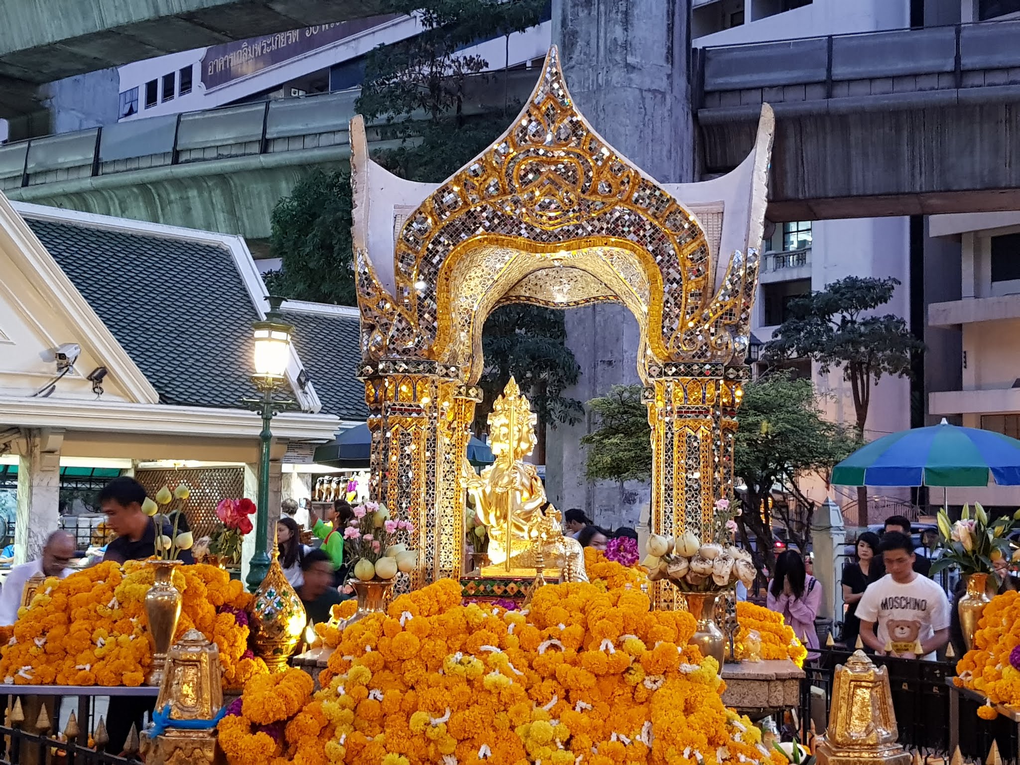 ผู้แสวงบุญสวมชุดไทยมาร่วมพิธี